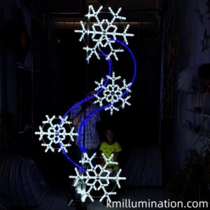 Snowflake pole mounted light